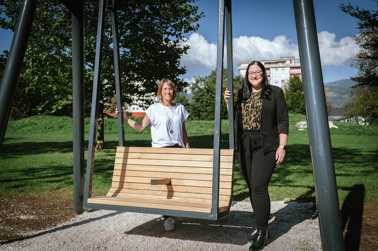 Vizebürgermeisterin Sarah Katholnig und Karin Kugi (Stadtgrün) probierten die neue Schaukel aus. 