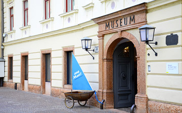 Museumseingang in der Widmanngasse 38. Steintor mit zwei Lichtkörpern links und rechts der Tür.