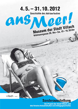 Plakat Sonderausstellung. Frau mit Badeanzug in Liegestuhl am Mehr in Schwarz-Weiß.