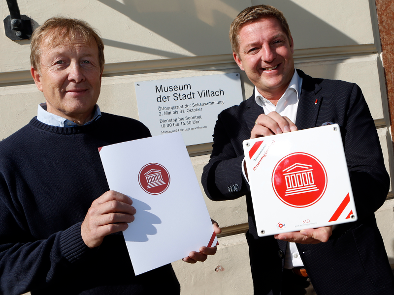 Kulturreferent Bürgermeister Günther Albel und Museums-Chef Dr. Kurt Karpf sind stolz auf das verdiente Gütesiegel für das Villacher Stadtmuseum.