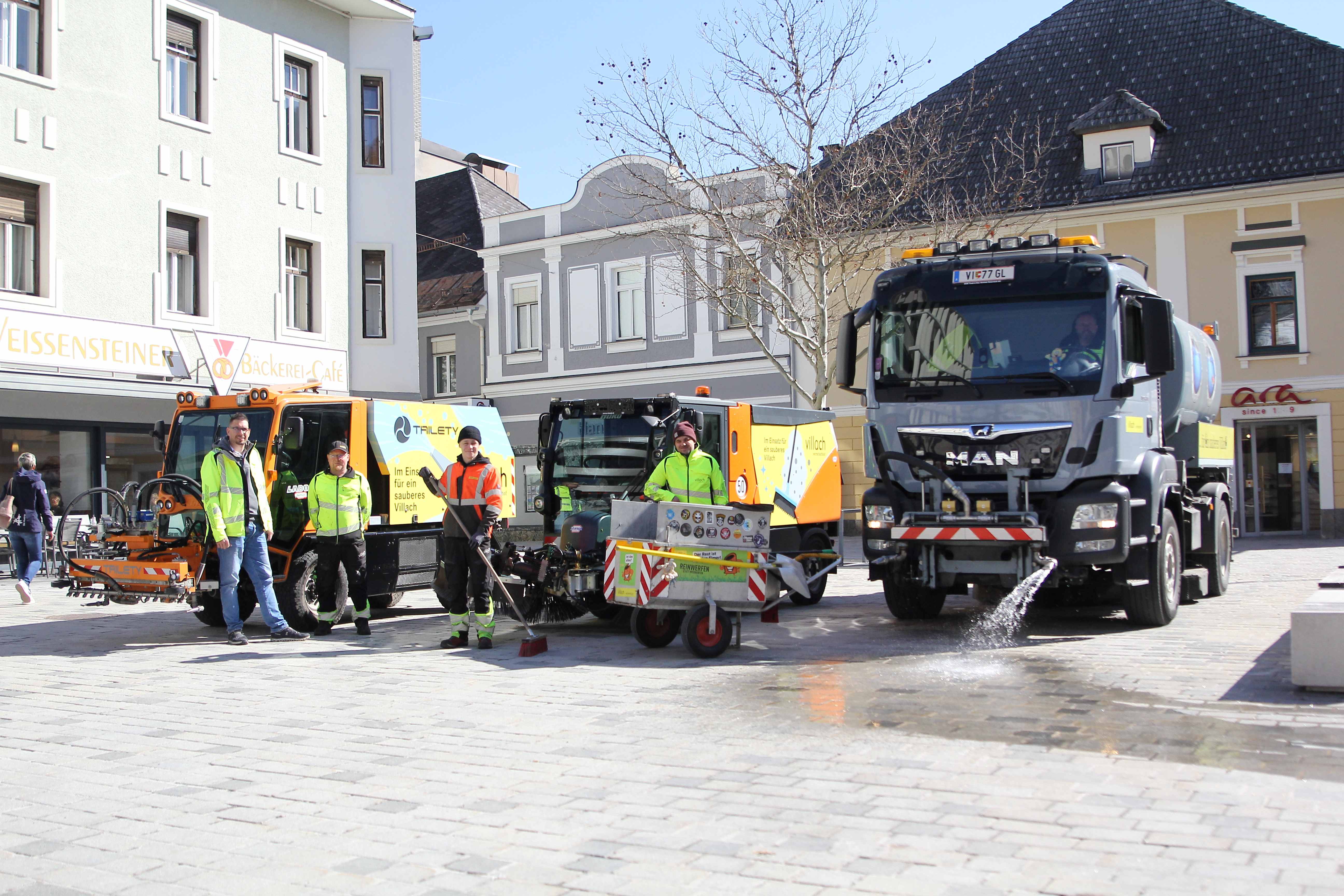 Mit dem großen Waschwagen fährt Bernhard Kreuger, den kleinen lenkt Stefan Krzisnik, die kleine Kehrmaschine steuert Dominik Truppe, Viertelputzer Michael Griesser und Straßenmeister Hannes Lindner haben ebenfalls alle Hände voll zu tun.