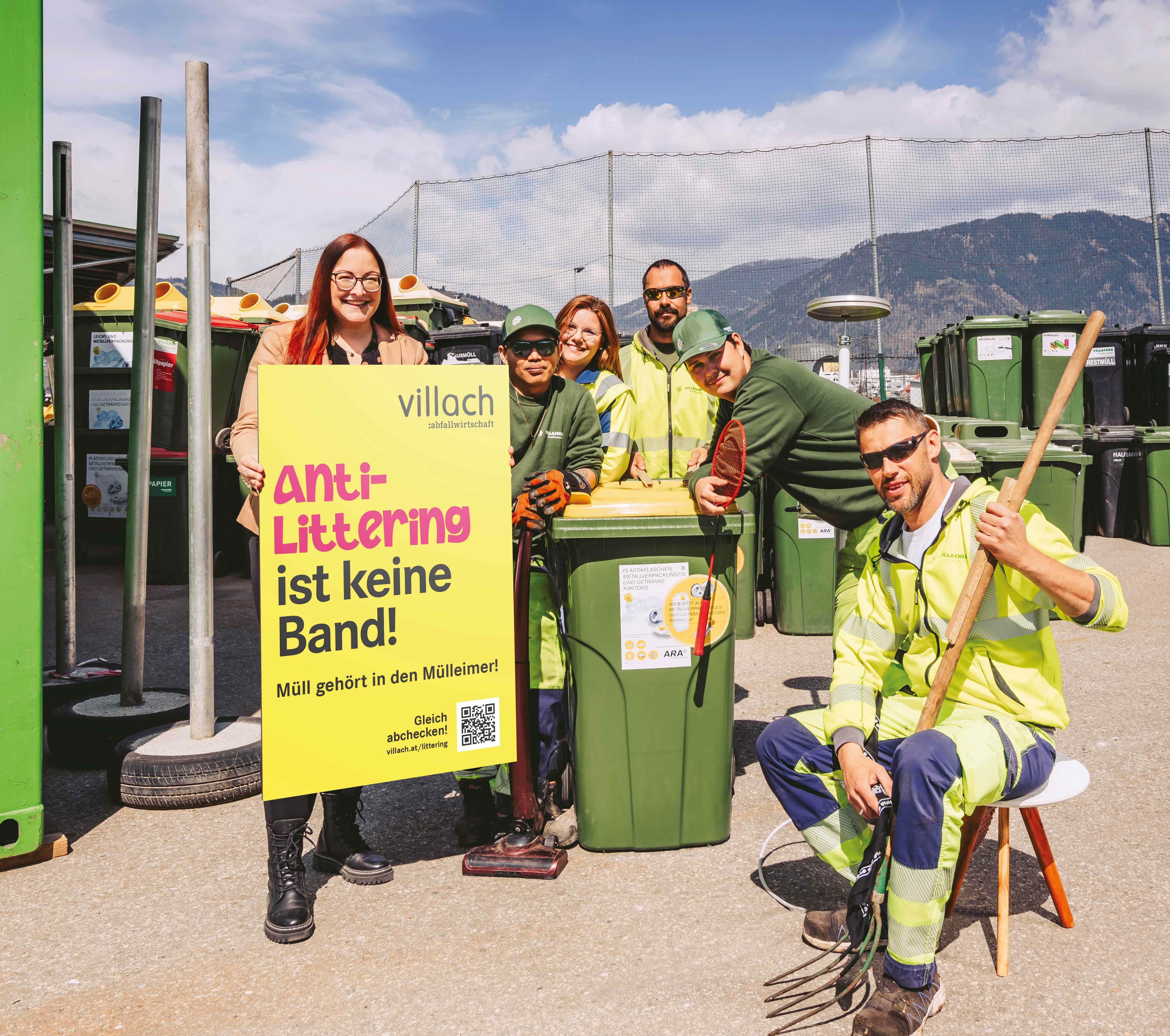 Vizebürgermeisterin Sarah Katholnig und ein Team des ASZ/Saubermacher zeigen sich voll motiviert beim lässigen Fotoshooting für die Anti-Littering-Kampagne. 