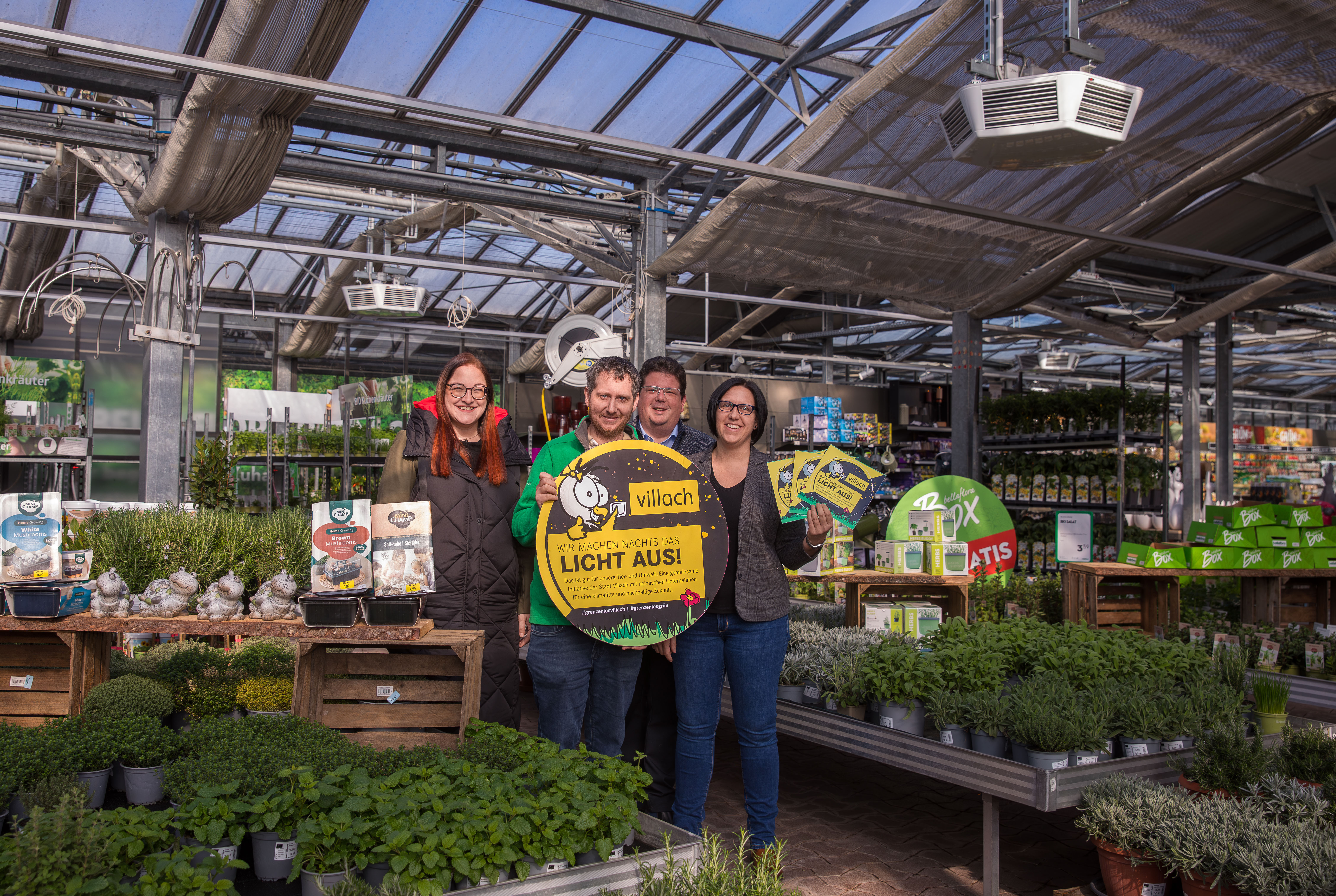 Vizebürgermeisterin Sarah Katholnig und Stadtrat Christian Pober übergeben bellaflora-Regionalleiterin Bettina Tachetzy und Niederlassungsleiter Michael Pirker die "Licht aus!"-Plakette. 