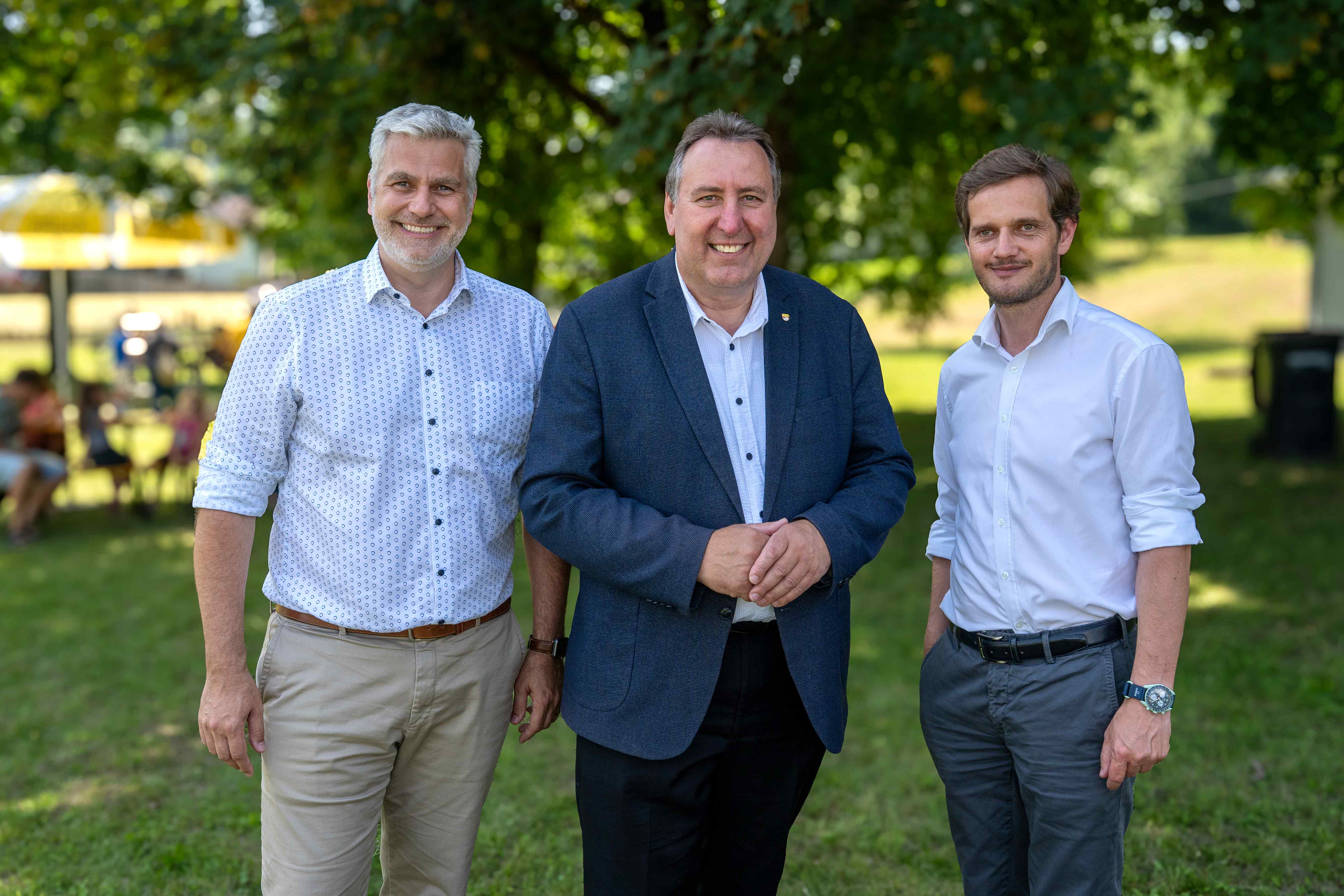 Magistratsdirektor Georg Wuzella und sein Vorgänger, Christoph Herzeg, jetzt Geschäftsführer KEG, besuchten den Trinkwassertag. Mitte: Stadtrat Erwin Baumann. 
