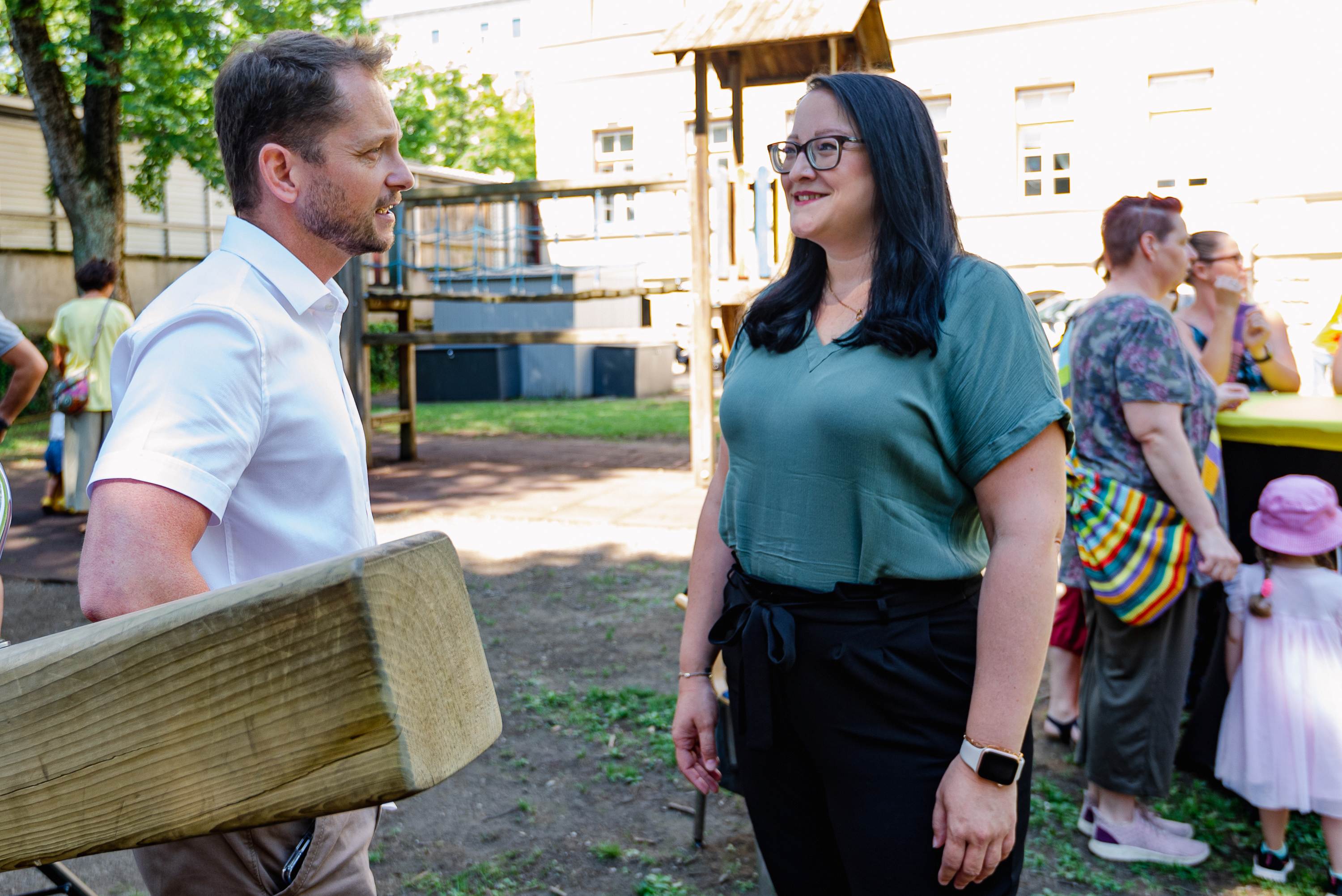Vizebürgermeisterin Sarah Katholnig mit Armin Skorianz, Direktor der Khevenhüllerschule. 