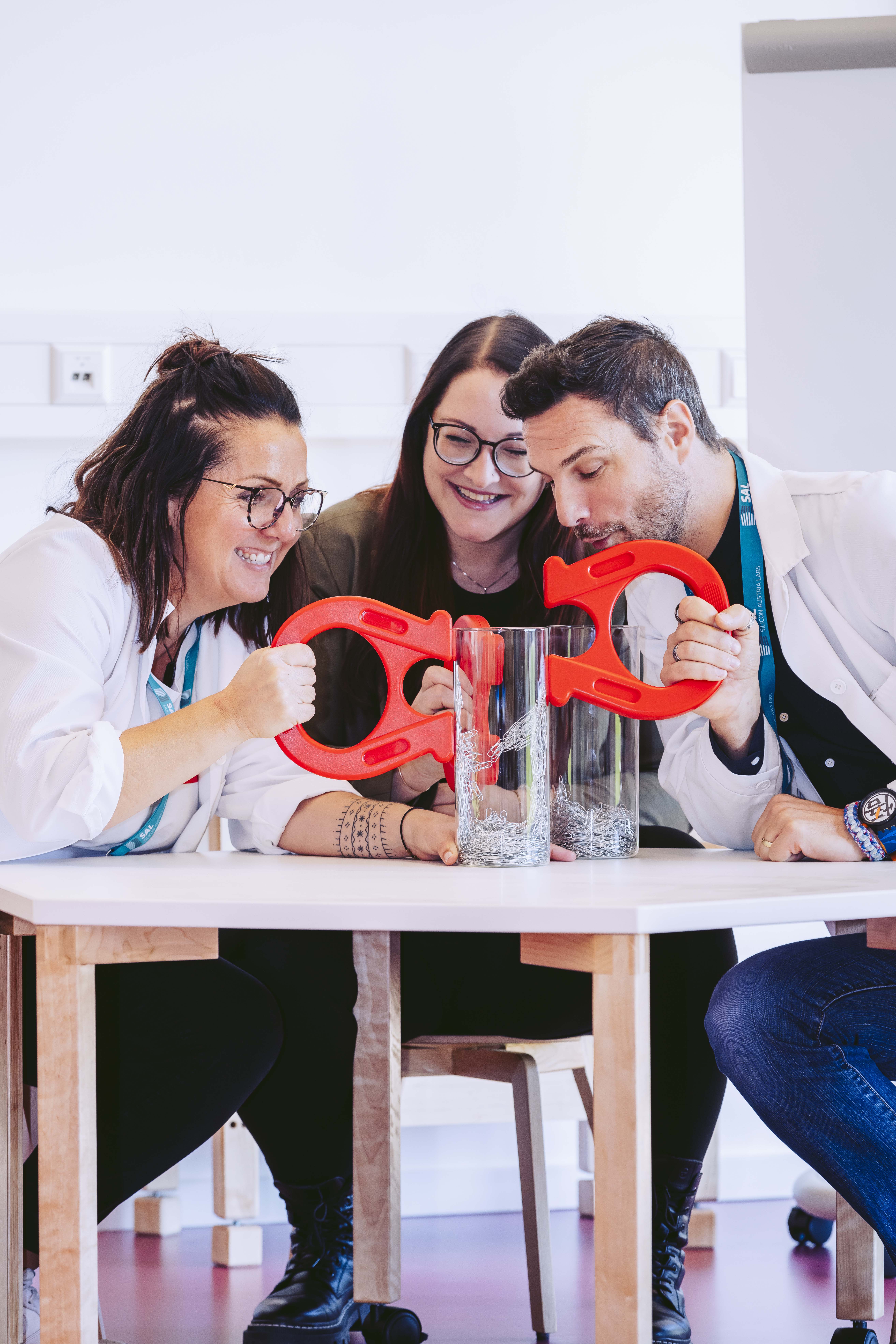 Andy Bürger und Alexander Treffner vom Mini Educational Lab mit Vizebürgermeisterin Sarah Katholnig
