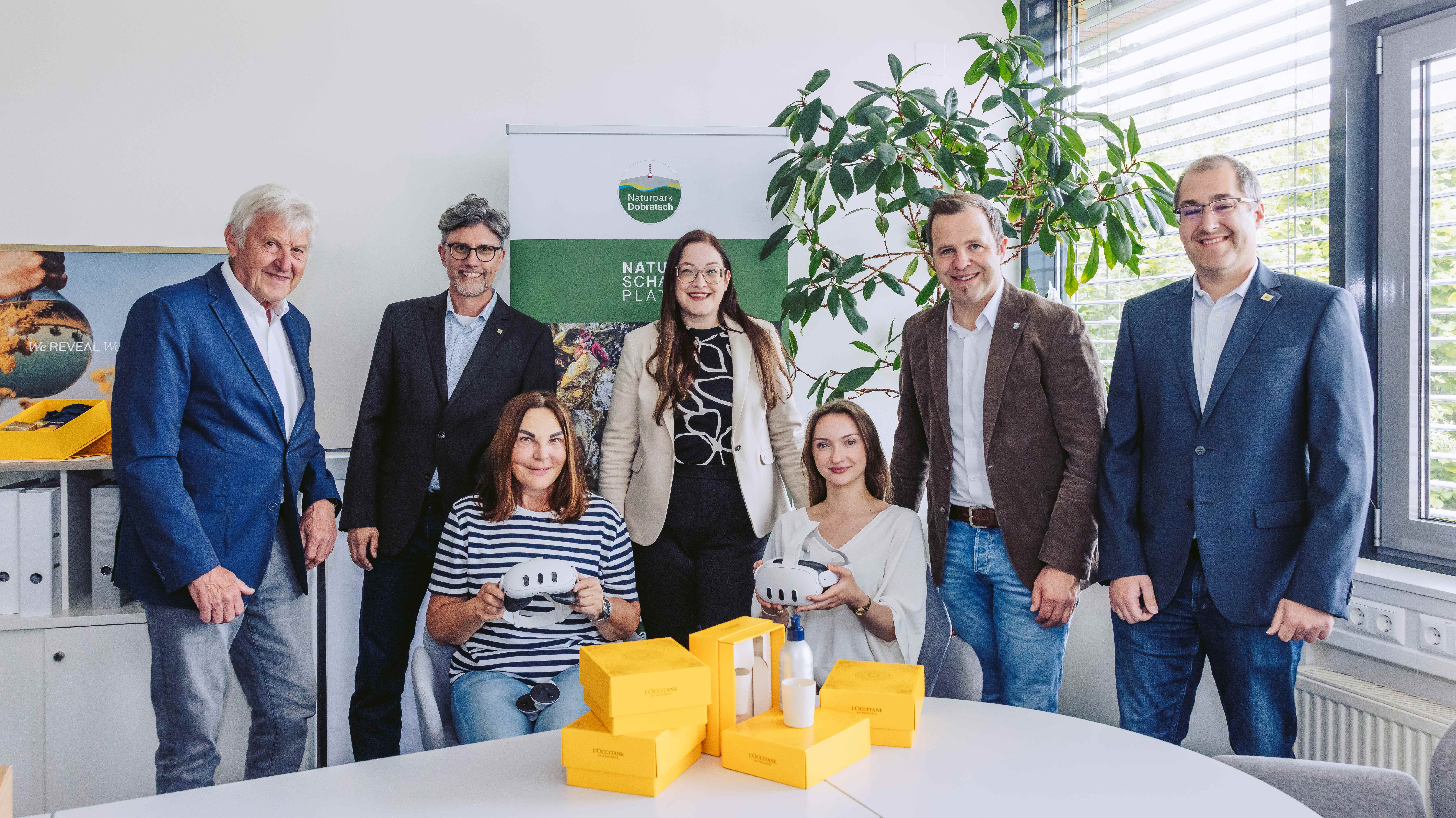 Vizebürgermeisterin Sarah Katholnig mit Projektpartner:innen um L’Occitane-Österreich-Chefin Elisabeth Hajek sowie die Schülerin Sophia Masuth (nicht am Bild: Luna Suntinger)