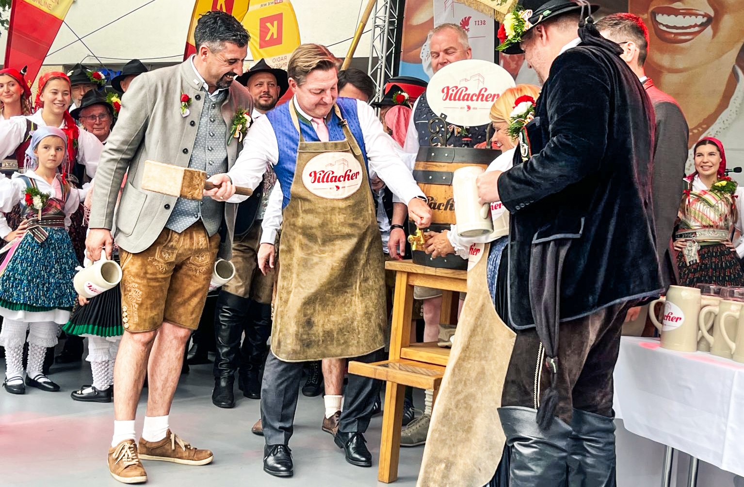 Bieranstich Villacher mit Bürgermeister Christian Scheider und Trachtengruppe in Villach
