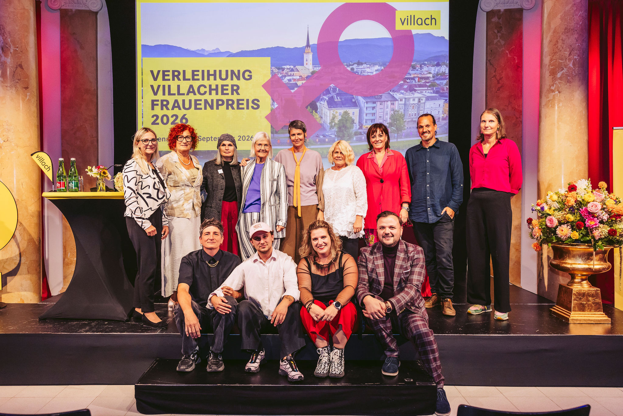Villach Frauenpreis 2026: Gruppe von Preisträgerinnen und Geehrten posiert auf Bühne