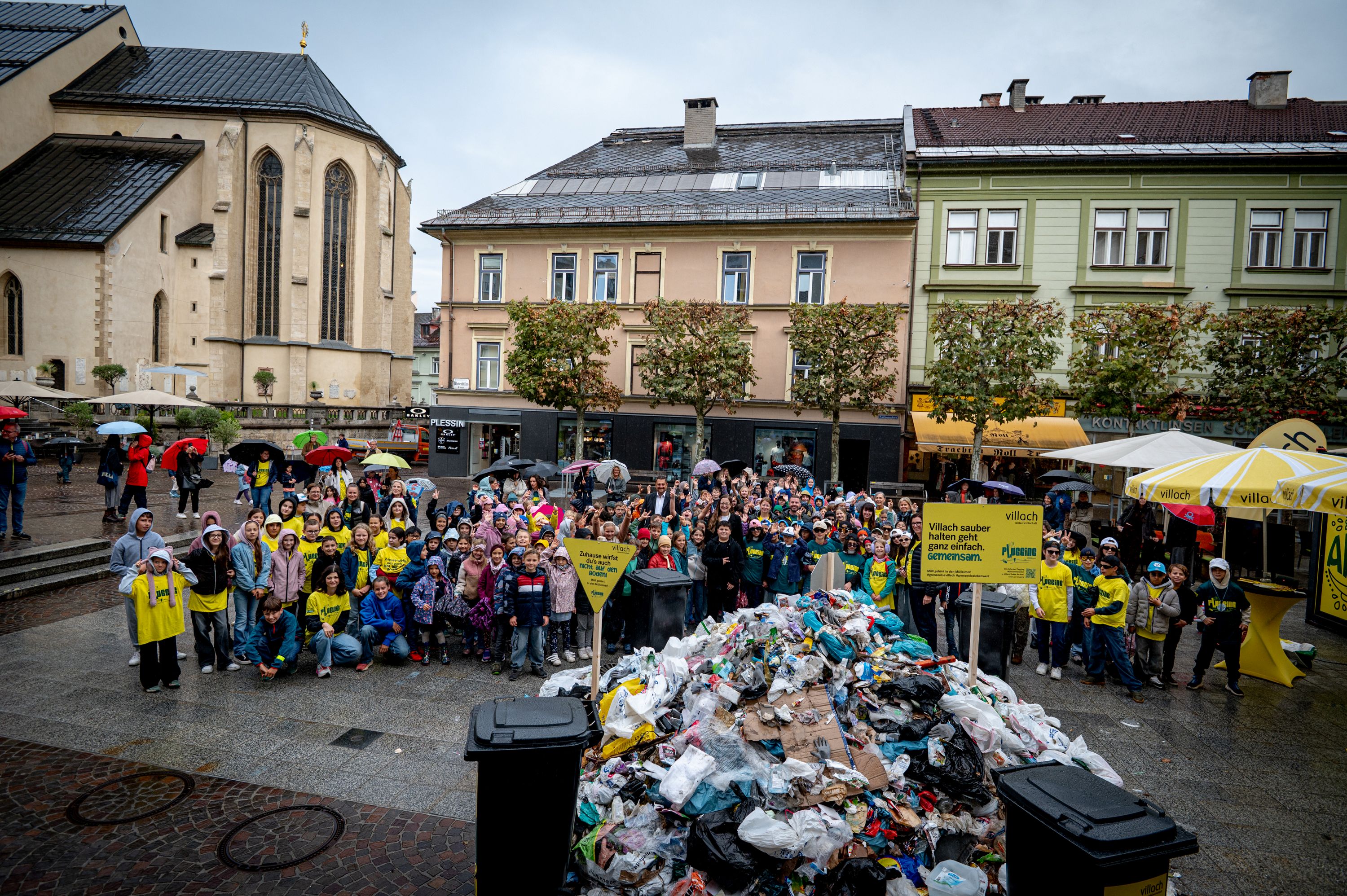 Müllberg in Villach mit vielen Kindern und Jugendlichen vor dem Rathaus