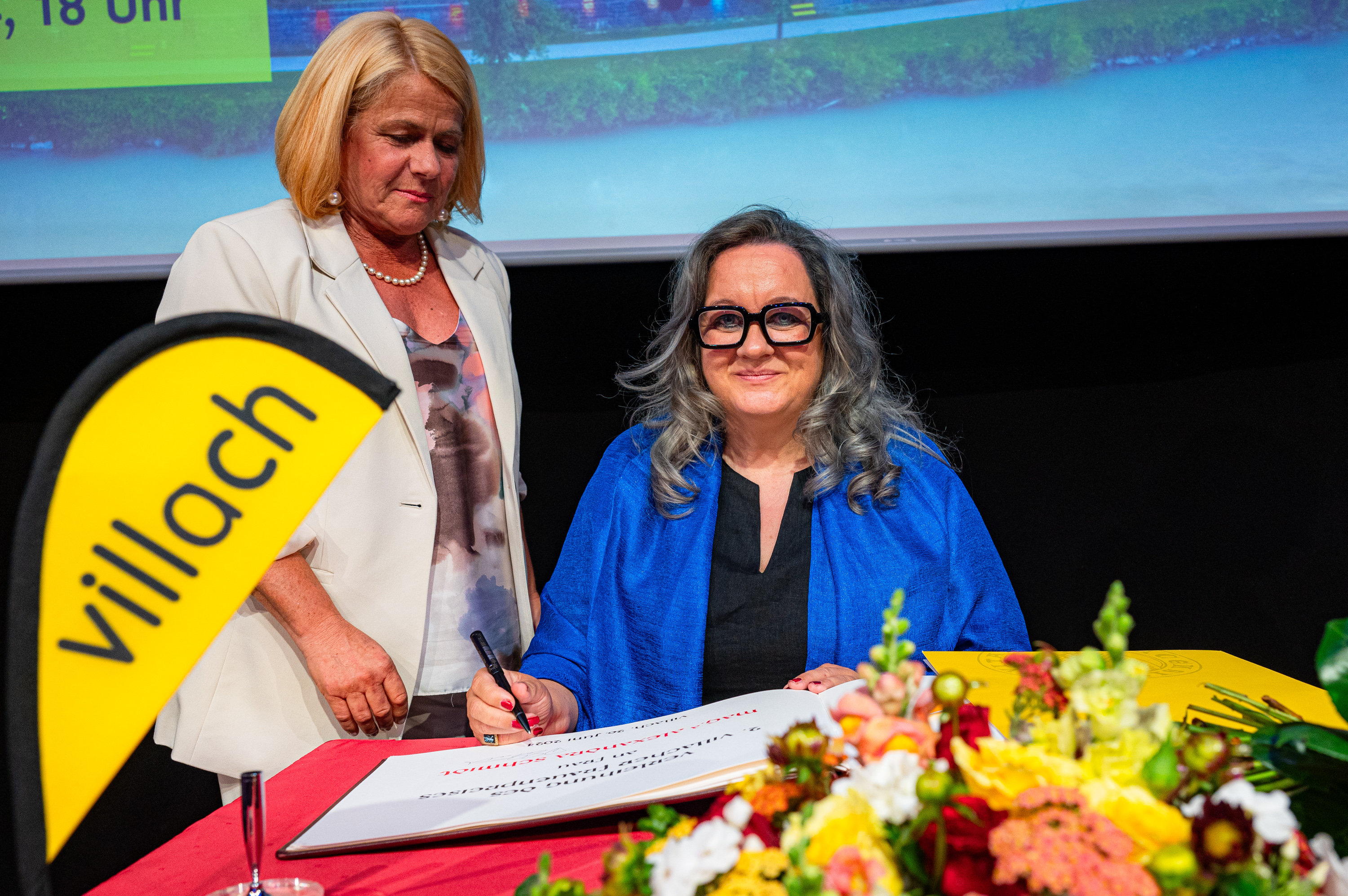 Vizebürgermeisterin Gerda Sandriesser und Alexandra Schmidt, die sich auch ins Villacher Ehrenbuch eintrug. 