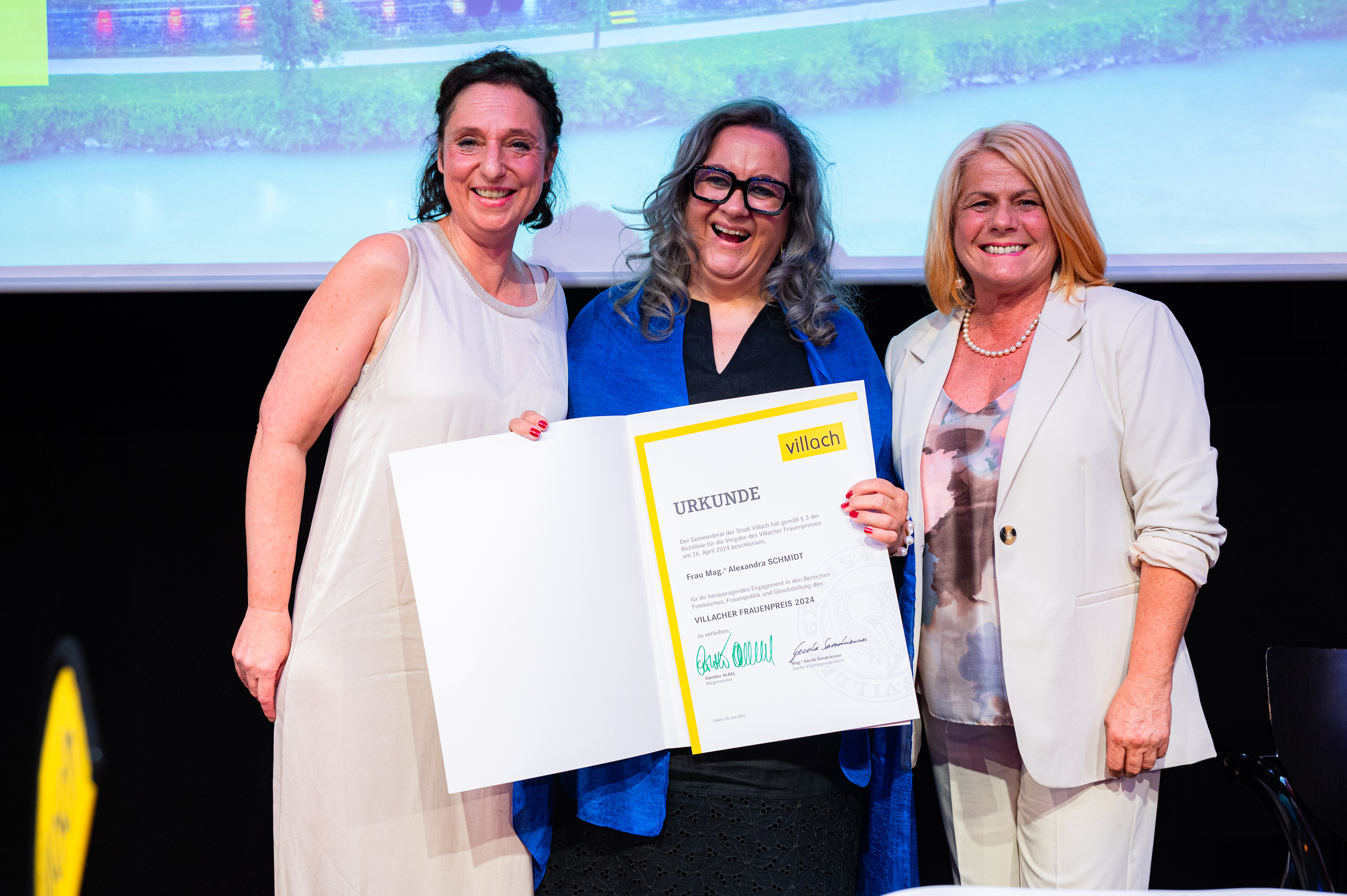 Vizebürgermeisterin Gerda Sandriesser, Alexandra Schmidt und Laudatorin Lisa Rettl (von rechts) 