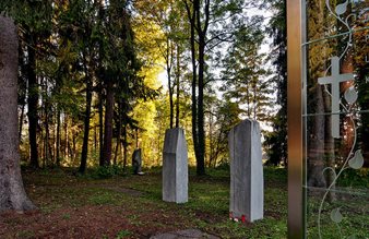 Grabsteine im Wald des Waldfriedhofes