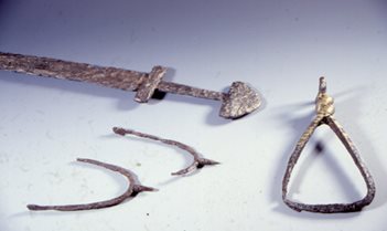 Schwert und Reiterausrüstung, um 800 n. Chr.