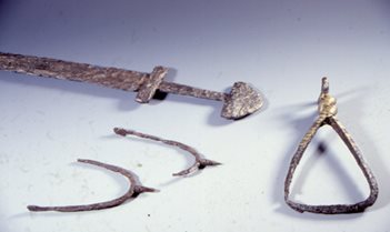 kultur_museum_Schwert_Reiterausruestung.jpg Schwert und Reiterausrüstung, um 800 n. Chr.