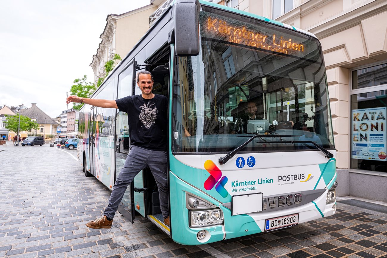 Stadtrat Sascha Jabali Adeh fährt mit dem Sommerbus.