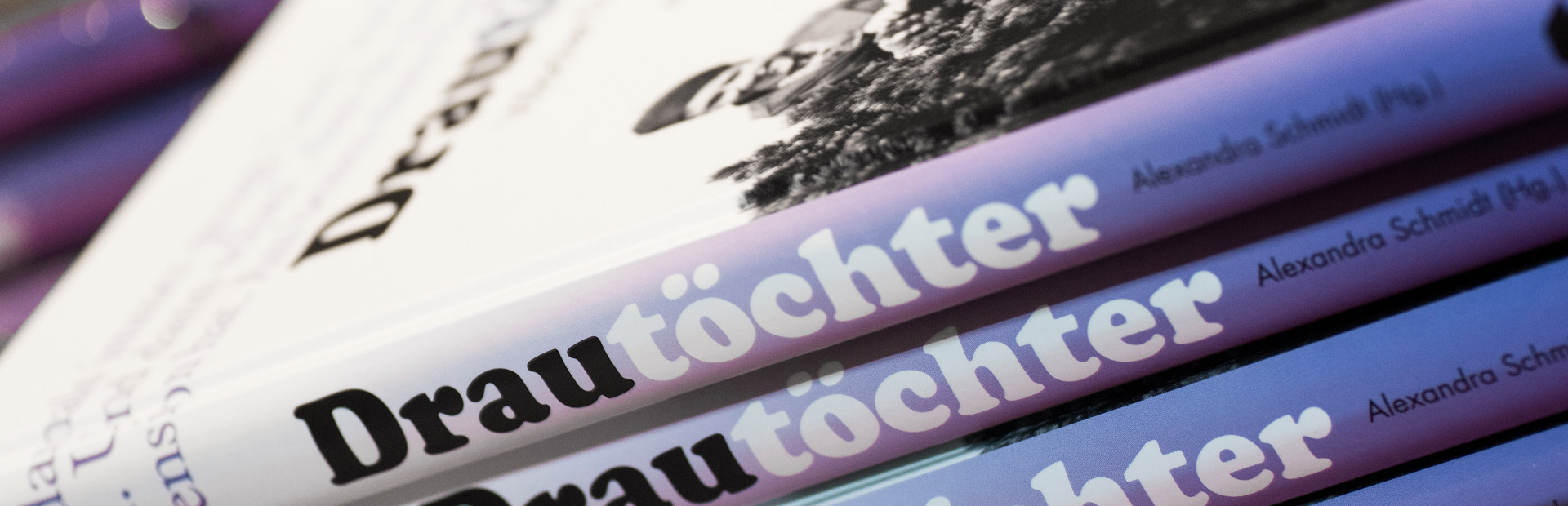 Ein Buchstapel mit dem Buch „Drautöchter – Villacher Frauengeschichte(n)“ 