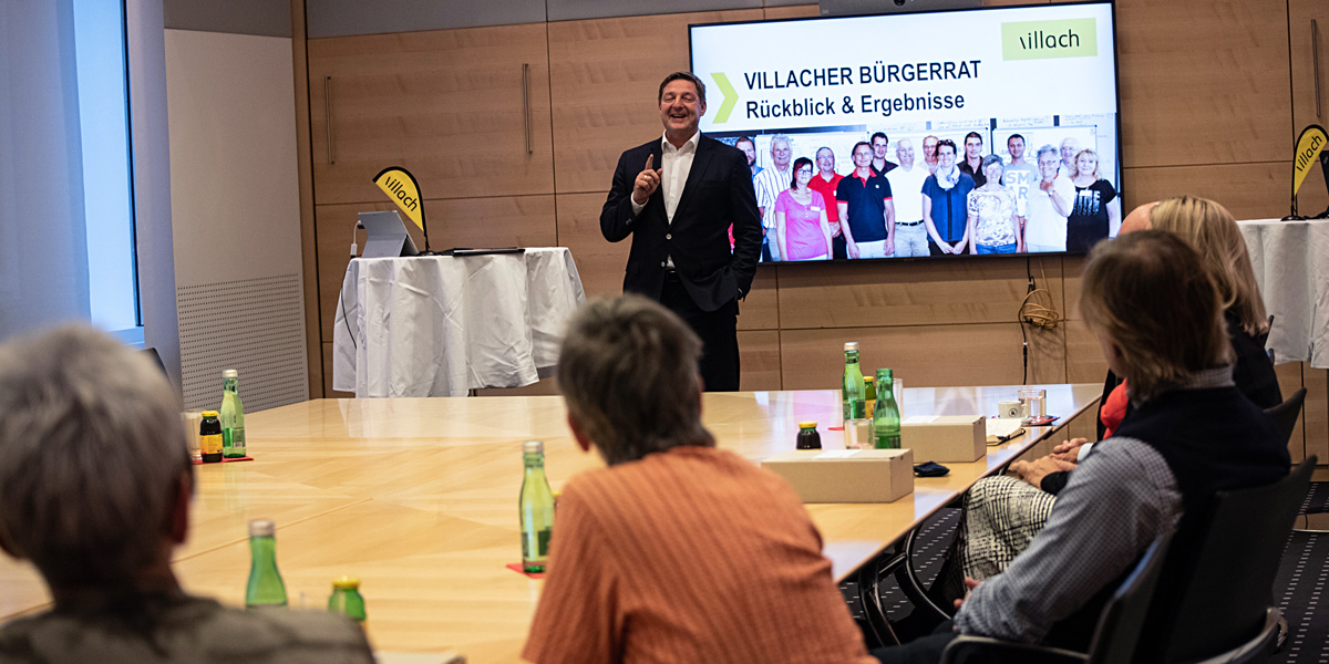 Bürgermeister Günther Albel präsentiert den Villacher Bürgerrat die Ergebnisse