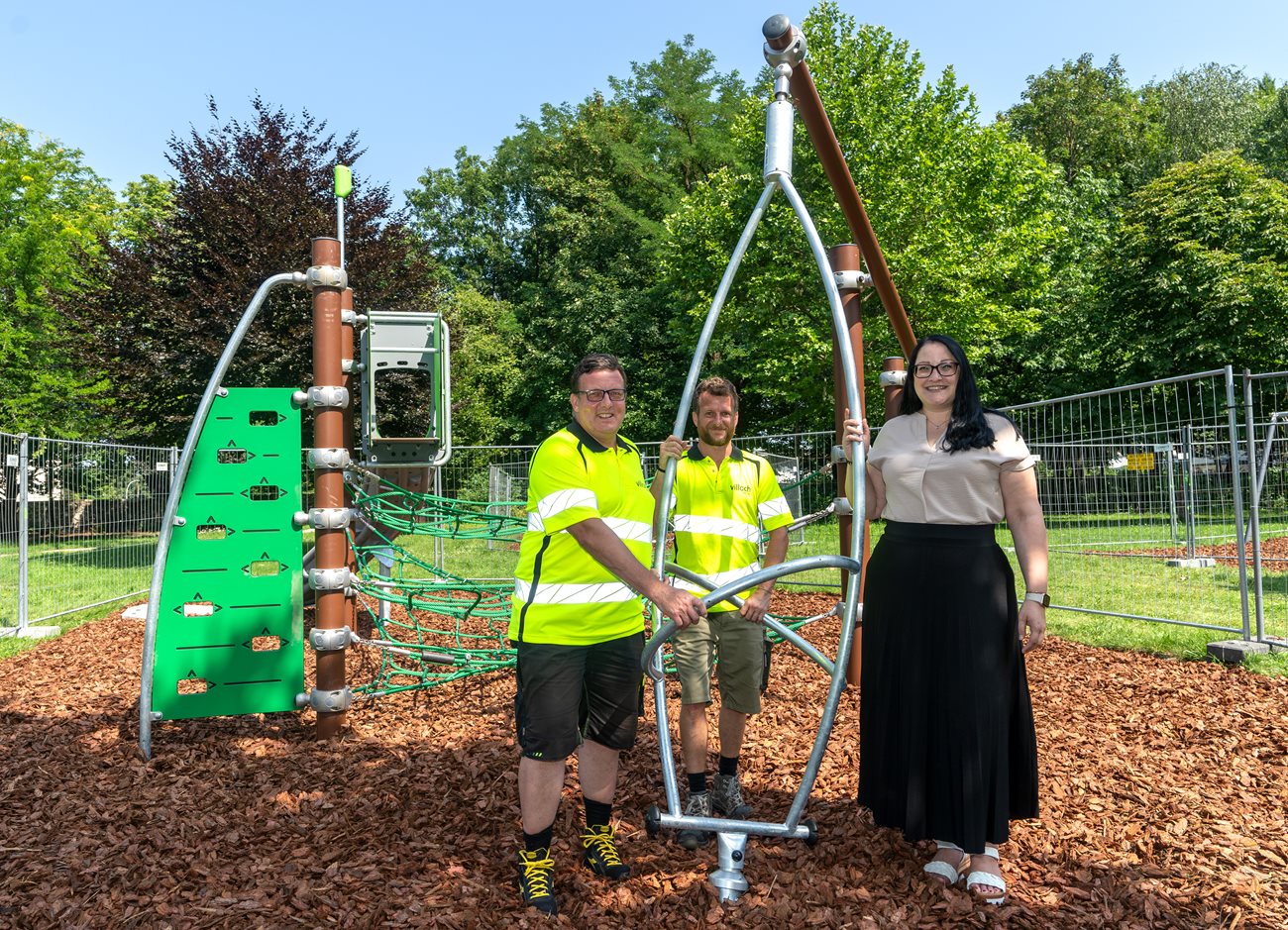 Vizebürgermeisterin Sarah Katholnig mit Gerald grill und Gandolf Schrottenbach von der Abteilung Stadtgrün beim Check der neuen Spielanlage im Dinzklpark. 