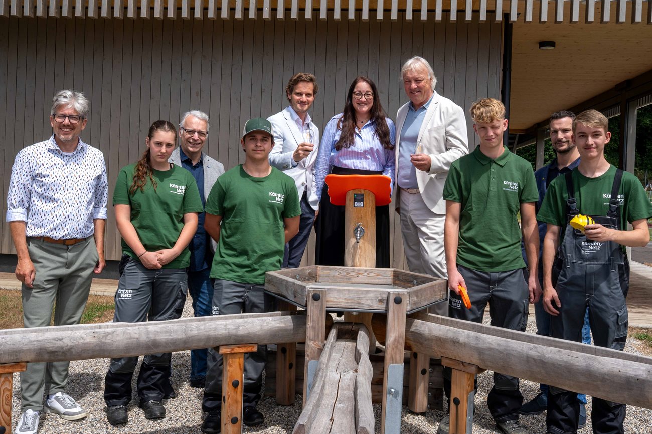 Vizebürgermeisterin Sarah Katholnig mit den Kelag-Managern Adolf Melcher und Christoph Herzeg sowie MEL-Leiter Alexander Treffner, Bildungsabteilungsleiter Gerald Frühstück, Christian Mörtl (Kelag Personalabteilung) und Kelag-Lehrlingen.