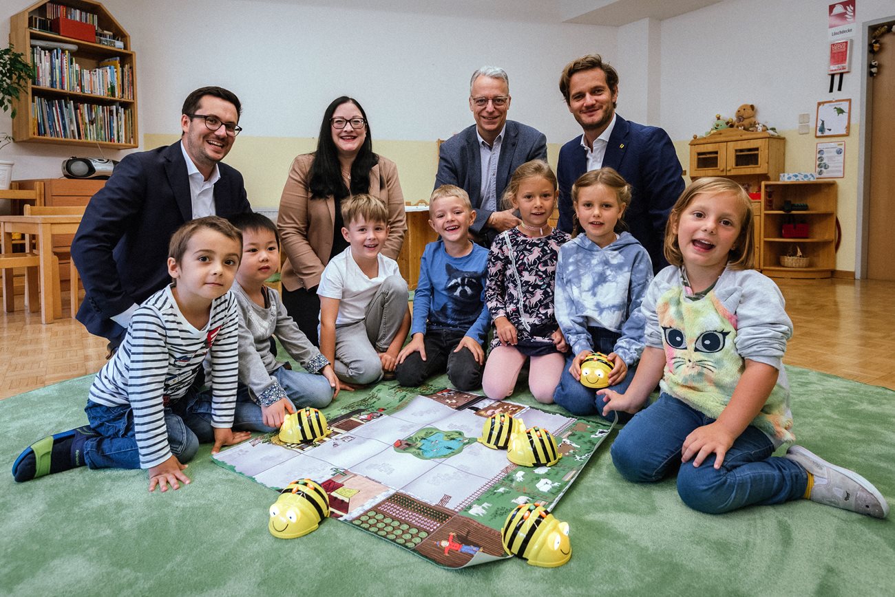 Anexia-CEO Alexander Windbichler, Vizebürgermeisterin Sarah Katholnig, Gerald Frühstück (Leiter Abteilung Bildung) und Magistratsdirektor Christoph Herzeg bei der Übergabe der BeeBots an die künftigen  Programmiererinnen  und Programmierer.  