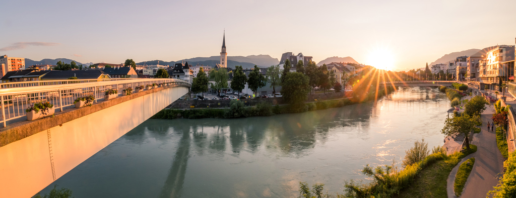 Panoramaaufnahme der Stadt Villach über die CCV-Brücke