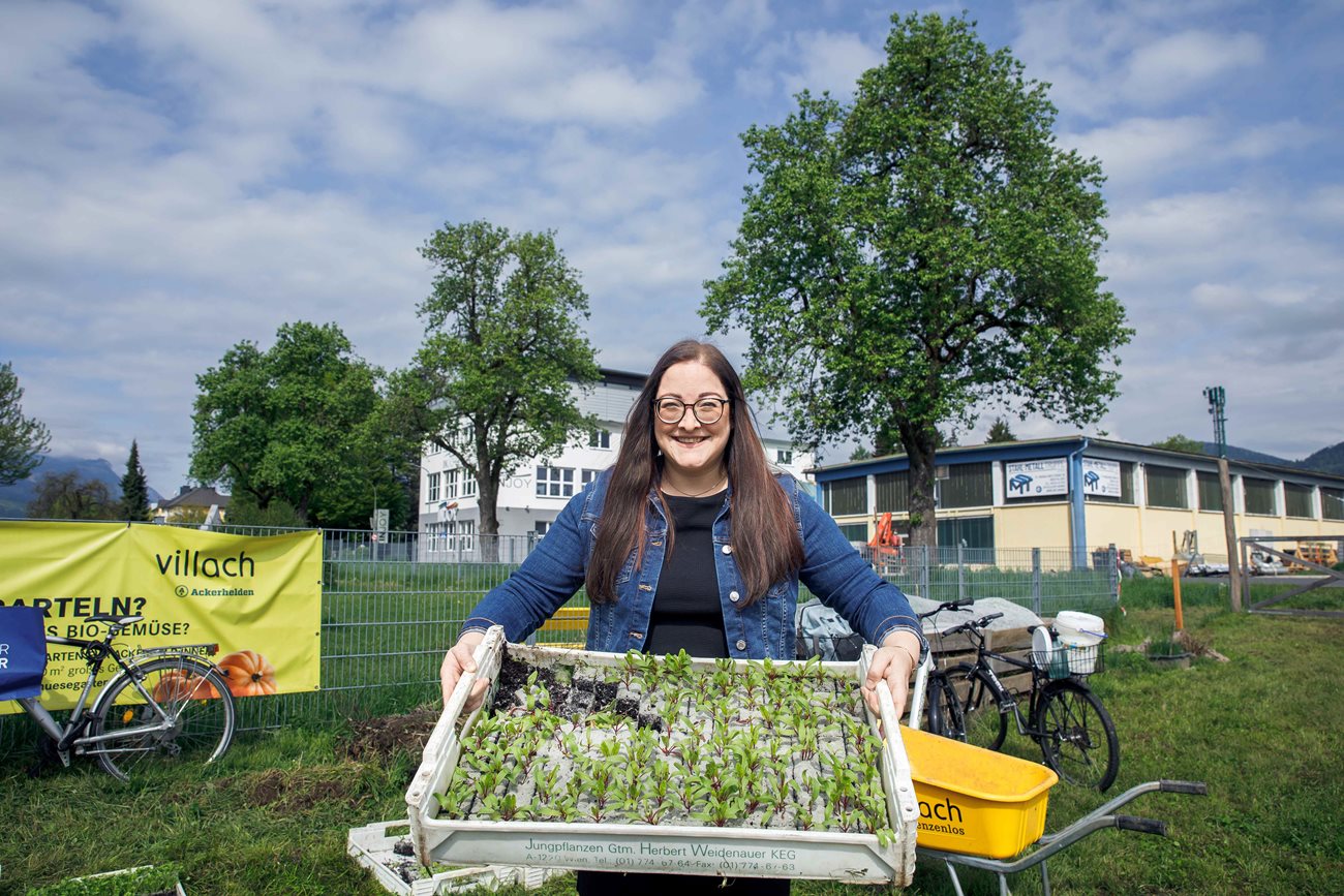 Nachhaltigkeitsreferentin Vizebürgermeisterin Sarah Katholnig half beim Saisonstar der Ackerheld:innen mit. 