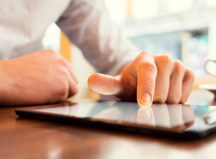 Person liest und scrollt auf einem Tablet