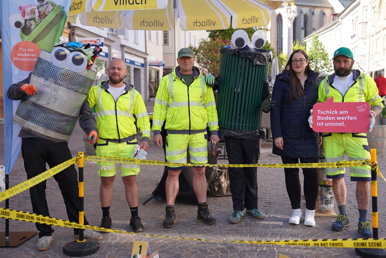 Nachhaltigkeitsreferentin Vizebürgermeisterin Sarah Katholnig mit den Trashbusters und einem Team der Saubermacher auf dem Hauptplatz.