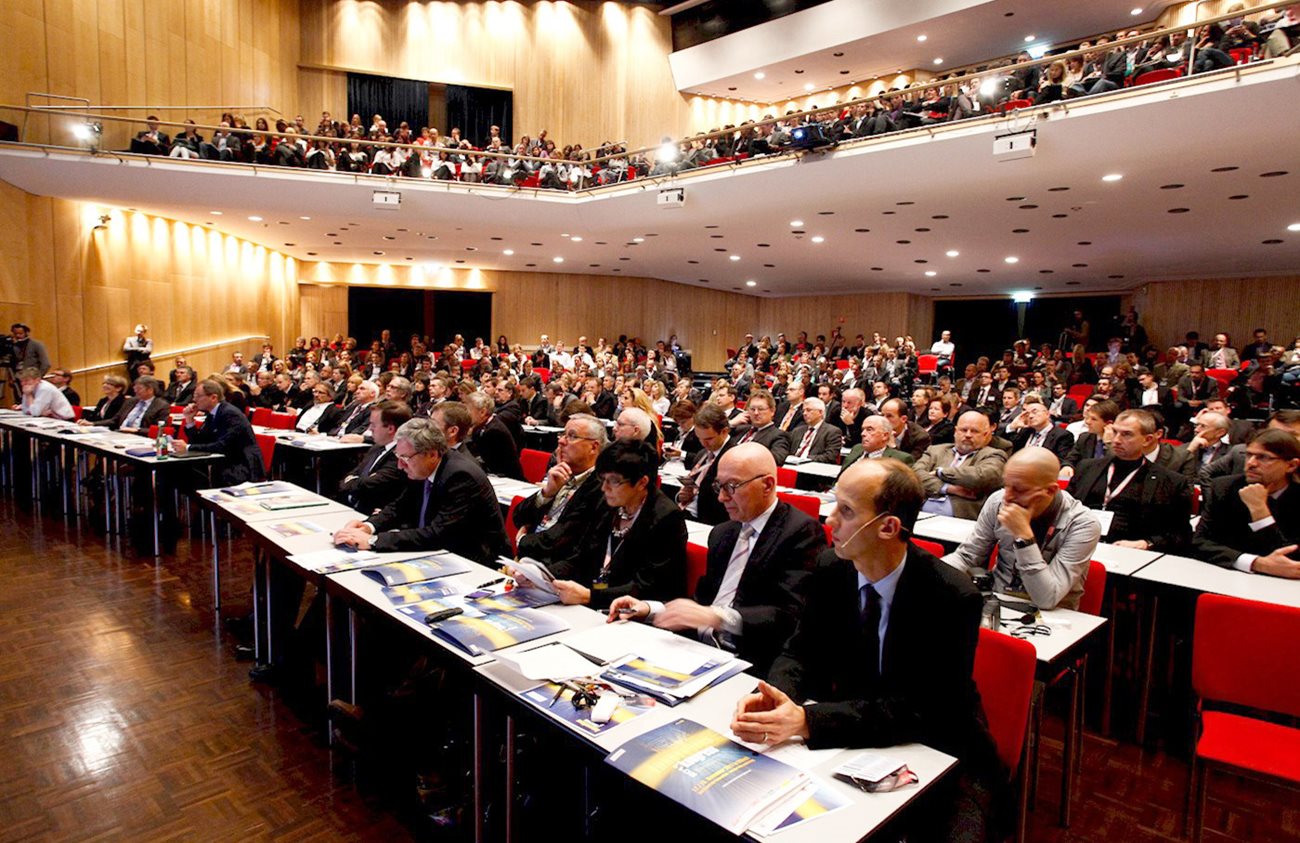 Zuhörer eines Vortrags im Josef-Resch-Saal