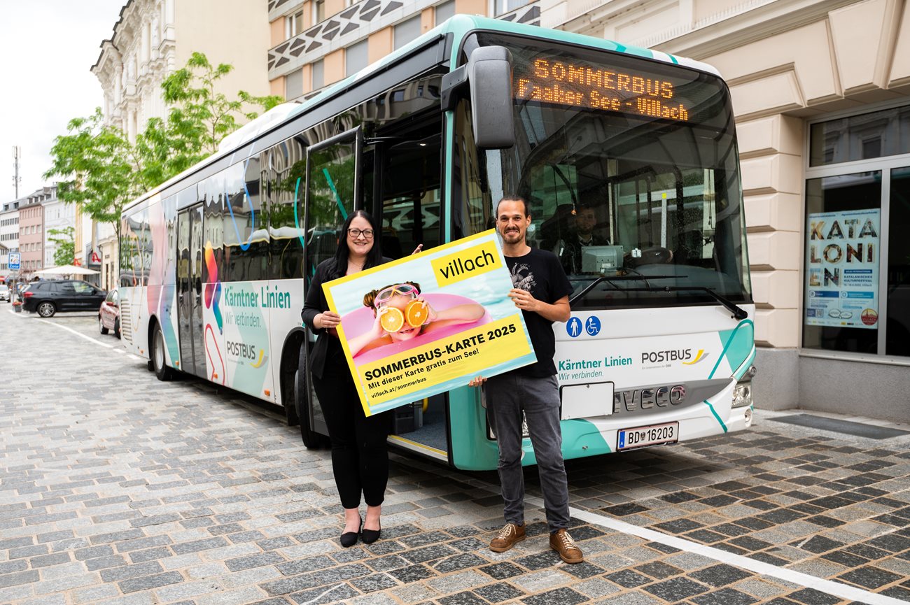 Vizebürgermeisterin Sarah Katholnig und Mobilitätsreferent Stadtrat Sascha Jabali Adeh mit der Sommerbuskarte. 