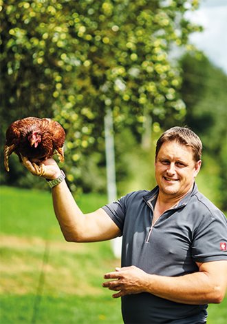 Bauer mit Huhn