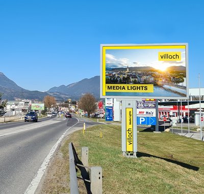 LED-Hinweistafel im Einfahrtsbereich am Stadtrandgebiet von Villach