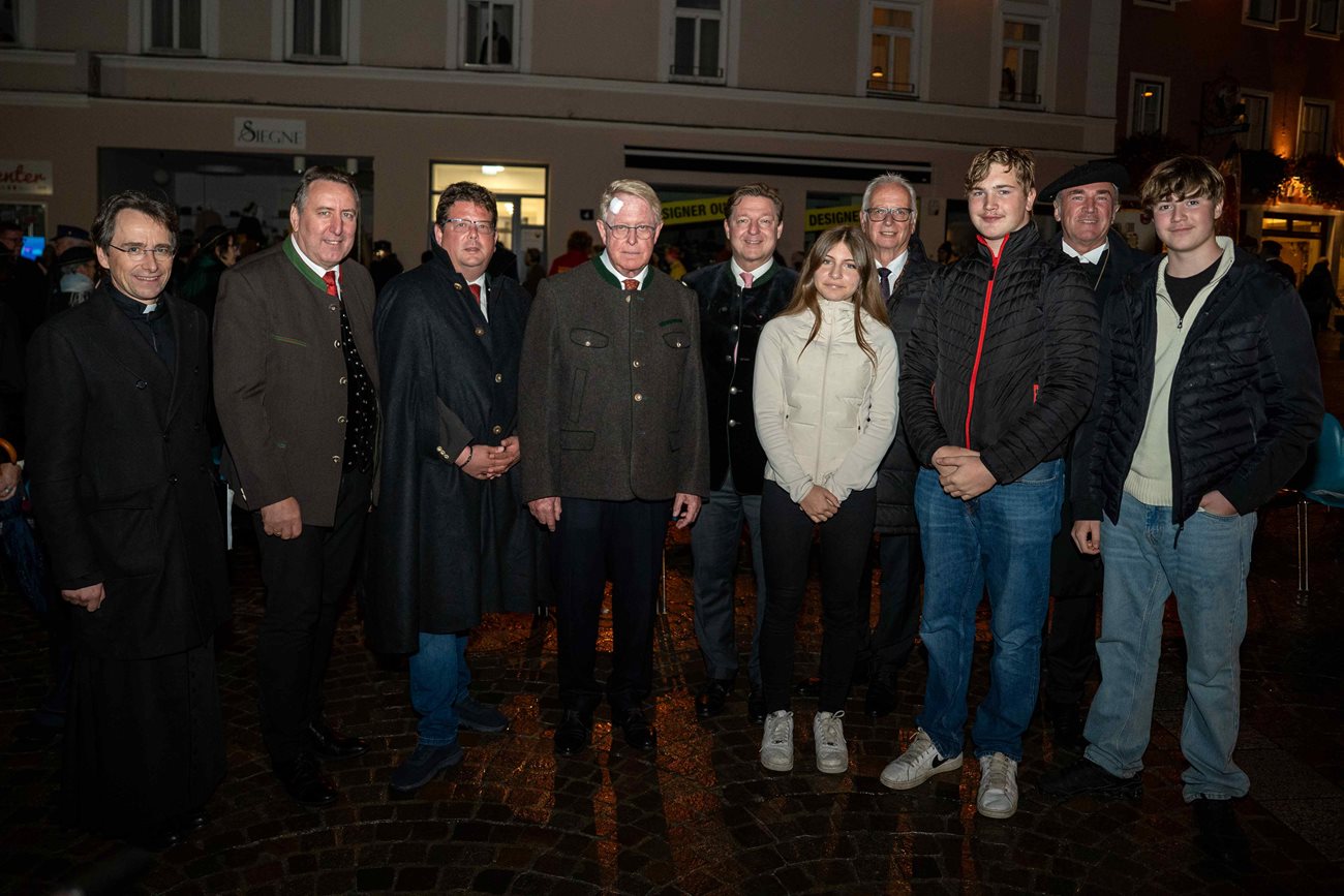 Stadthauptpfarrer Richard Pirker, Stadtrat Erwin Baumann, Stadtrat Christian Pober, Landeshauptmann a.D. Christof Zernatto, Bürgermeister Günther Albel, Mitglieder des Jugendrates Emilia Bologna, Paul Sumper, Anna-Viktoria Hochstetter und Felix Sumper, Landtagspräsident Reinhart Rohr sowie Superintendent Manfred Sauer. 