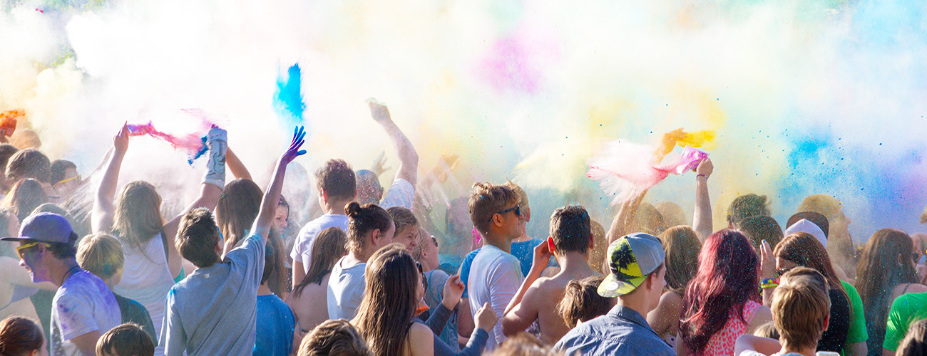 Jugendliche beim Silbersee Opening und Holi Festival