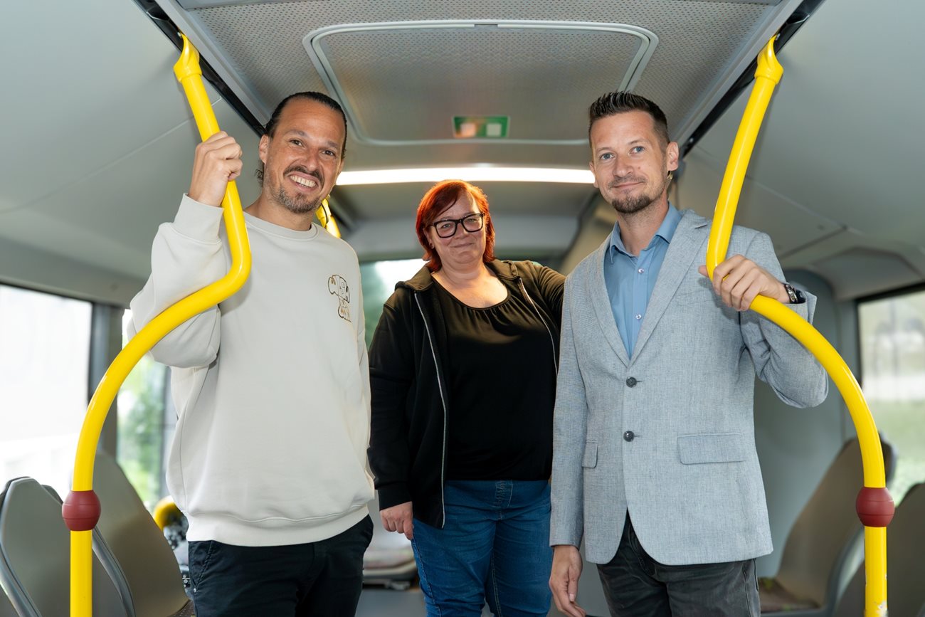Von links Mobilitätsreferent Stadtrat Sascha Jabali Adeh, Daniela Valentin und Standortleiter Daniel Besic von Dr. Richard. 