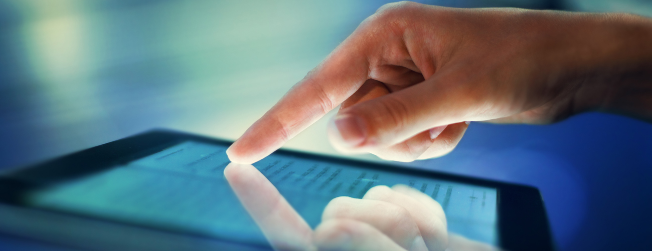 Person liest auf einem Tablet