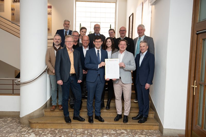 Die Bürgermeister der Umlandregionen, Bürgermeister Günther Albel, Landeshauptmann-Stv. Martin Gruber, Magistratsdirektor Georg Wuzella, Nina Stollwitzer (Projektkoordinatorin) und Doris Posch, Zentralraummanagerin.