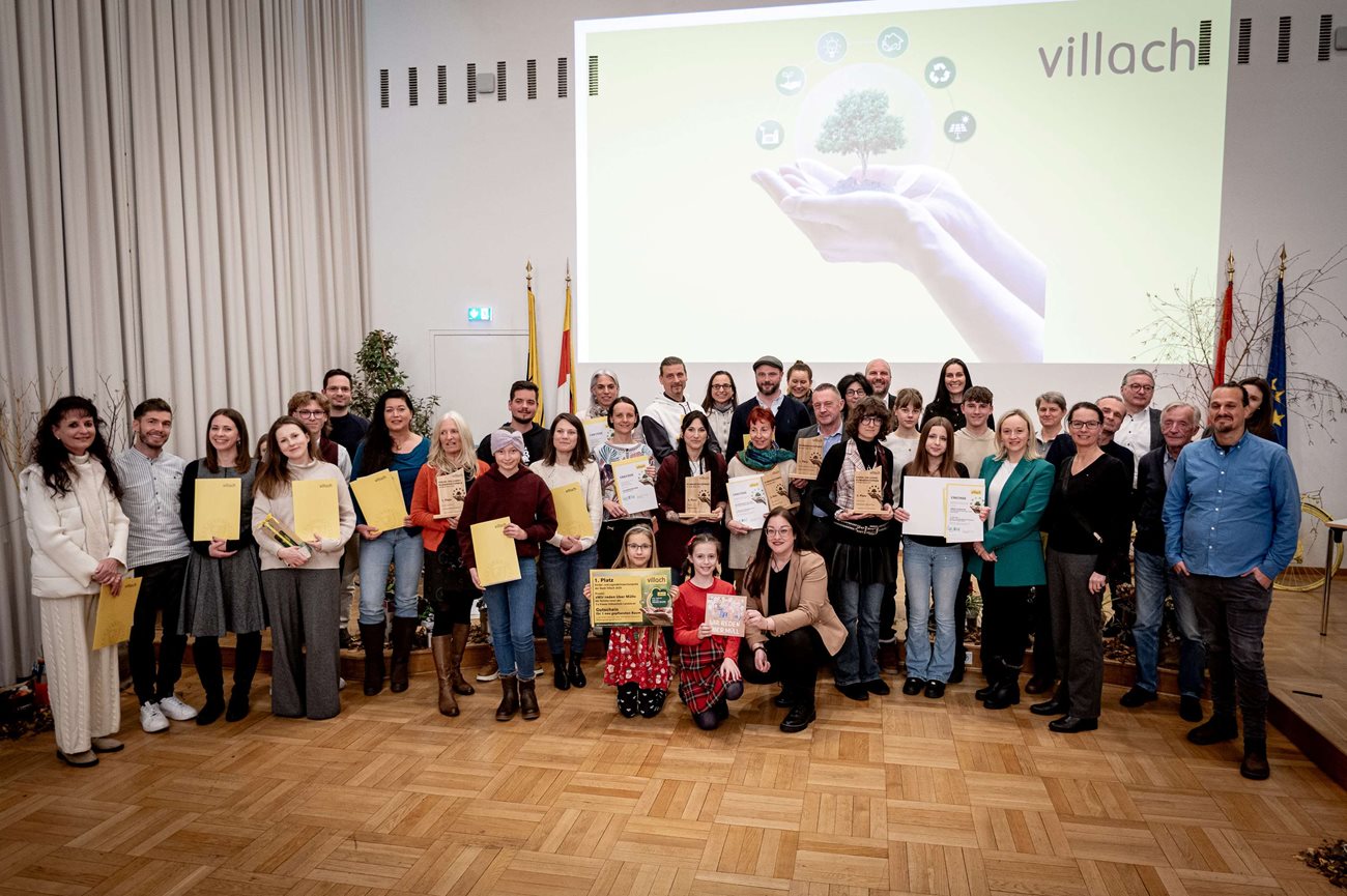 Nachhaltigkeitsreferentin Vizebürgermeisterin Sarah Katholnig und Umweltstadtrat Sascha Jabali Adeh gratulierten alle Preisträger:innen.  