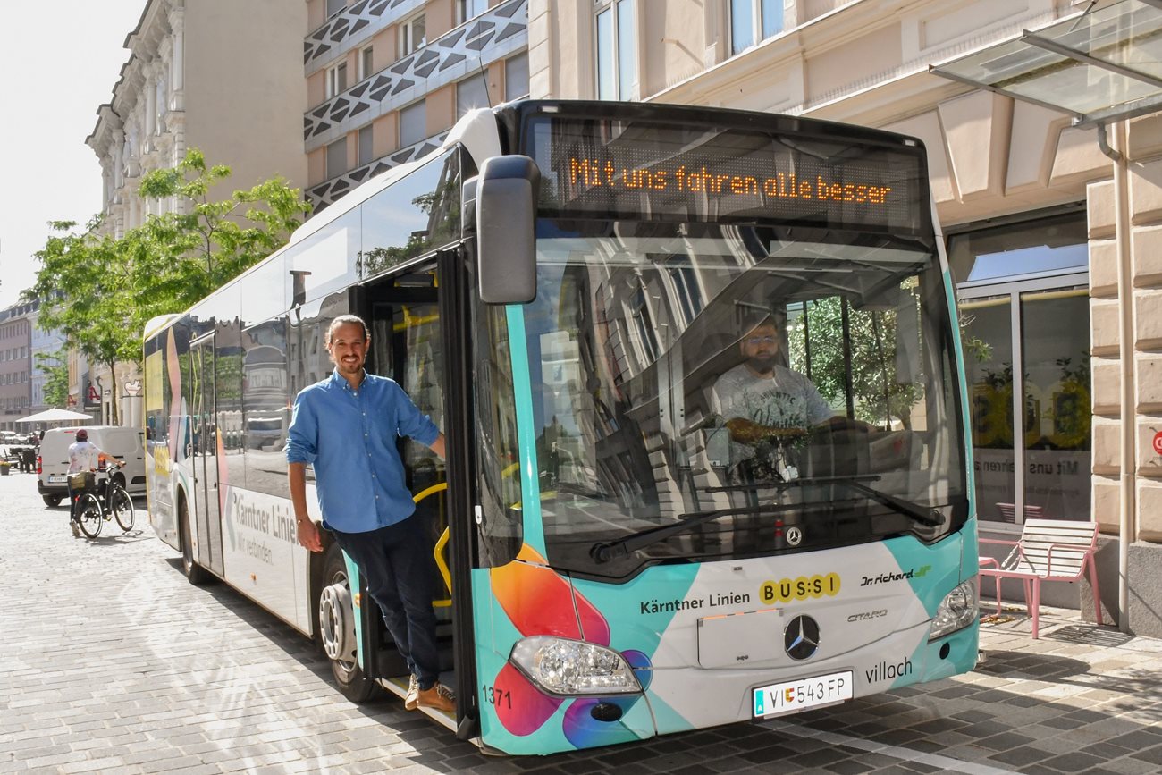 Stadtrat Sascha Jabali Adeh in einem Bus von Dr. Richard auf dem Hans-Gasser-Platz.