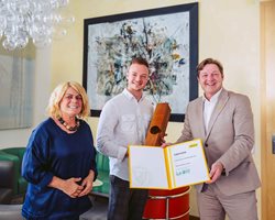 Vizebürgermeisterin Gerda Sandriesser und Bürgermeister Günther Albel gratulieren Gironcoli-Preisträger Michael Schwarzenbacher.  