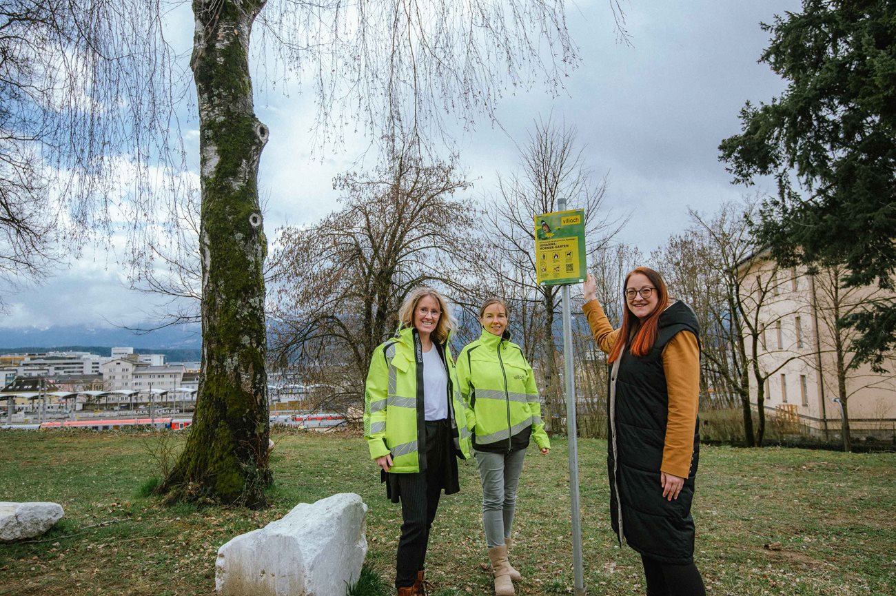 Das Grüne Eck Randweg würdigt die Pädagogin Johanna Horner. Vizebürgermeisterin Sarah Katholnig, Karin Kugi und Carmen Dietinger (beide Abteilung Stadtgrün) mit der neuen Tafel.  