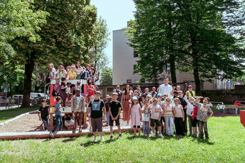 Bürgermeister Günther Albel und Vizebürgermeisterin Sarah Katholnig freuen sich mit Kindern und Mitarbeiter:innen der Abteilung Stadtgrün über den neuen öffentlichen Park.