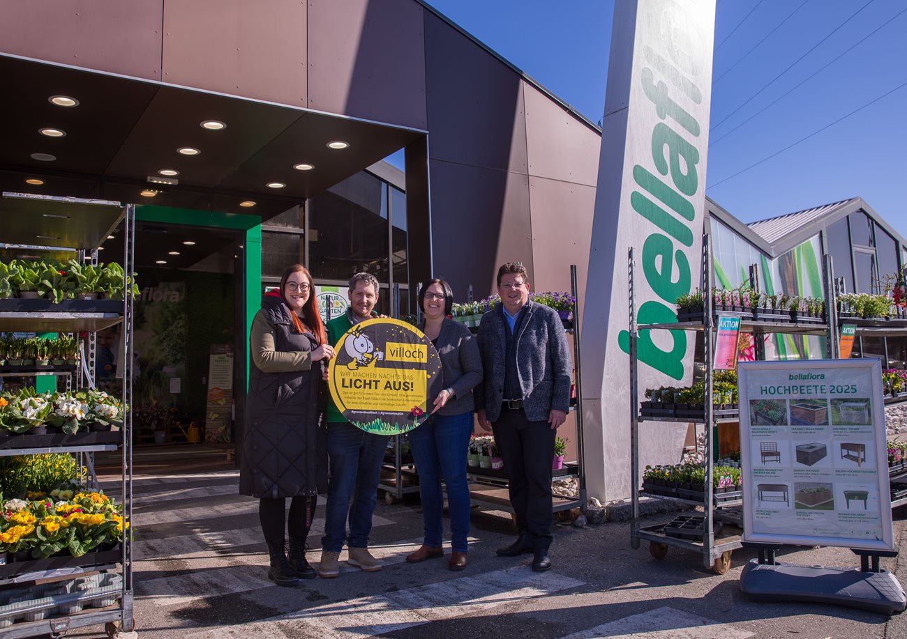 Vizebürgermeisterin Sarah Katholnig und Stadtrat Christian Pober übergeben bellaflora-Regionalleiterin Bettina Tachetzy und Niederlassungsleiter Michael Pirker die "Licht aus!"-Plakette. 