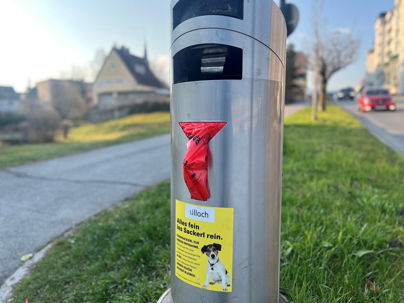 Solche "Gassimaten" befinden sich im Stadtgebiet. Wichtig: Sackerl anschließend im Müllkübel entsorgen.