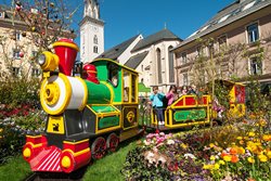 Osterlandschaft am Rathausplatz mit Bummelzug