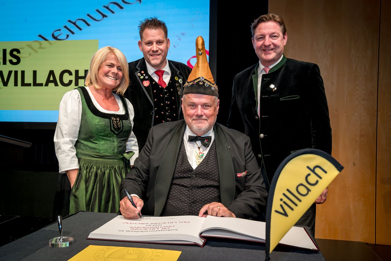 Bürgermeister Günther Albel mit Kirchtagsobfrau Vizebürgermeisterin Gerda Sandriesser, Großbauer Kurt Maschke und Faschingskanzler Karl Glanznig. 