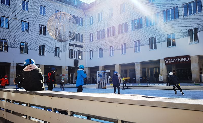 Der beliebte Eislaufplatz auf dem Villacher Rathausplatz bleibt noch bis 4. Februar in Betrieb