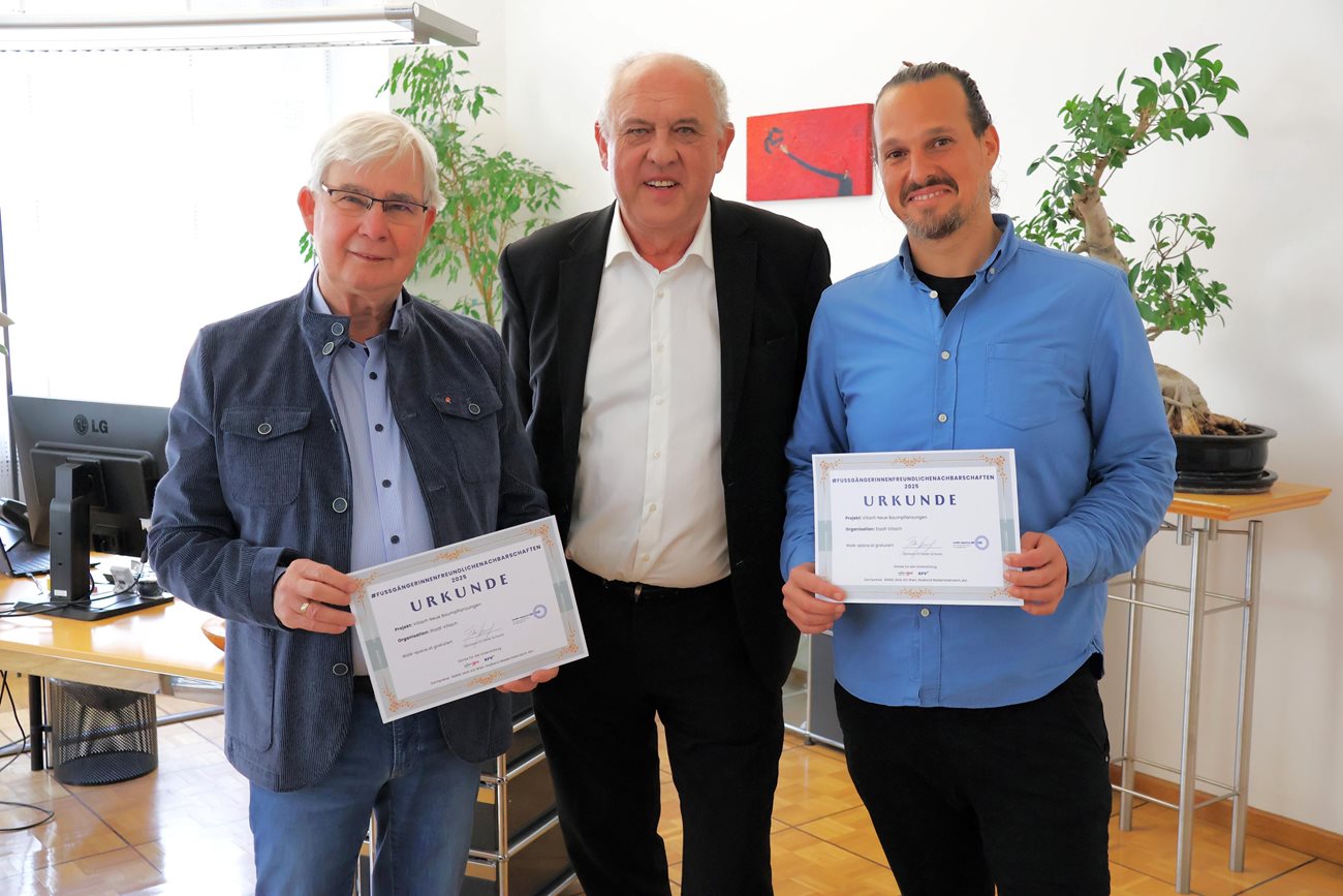 Die Stadträte Harald Sobe und Sascha Jabali Adeh mit Dieter Schwab, Geschäftsführer Walk Space