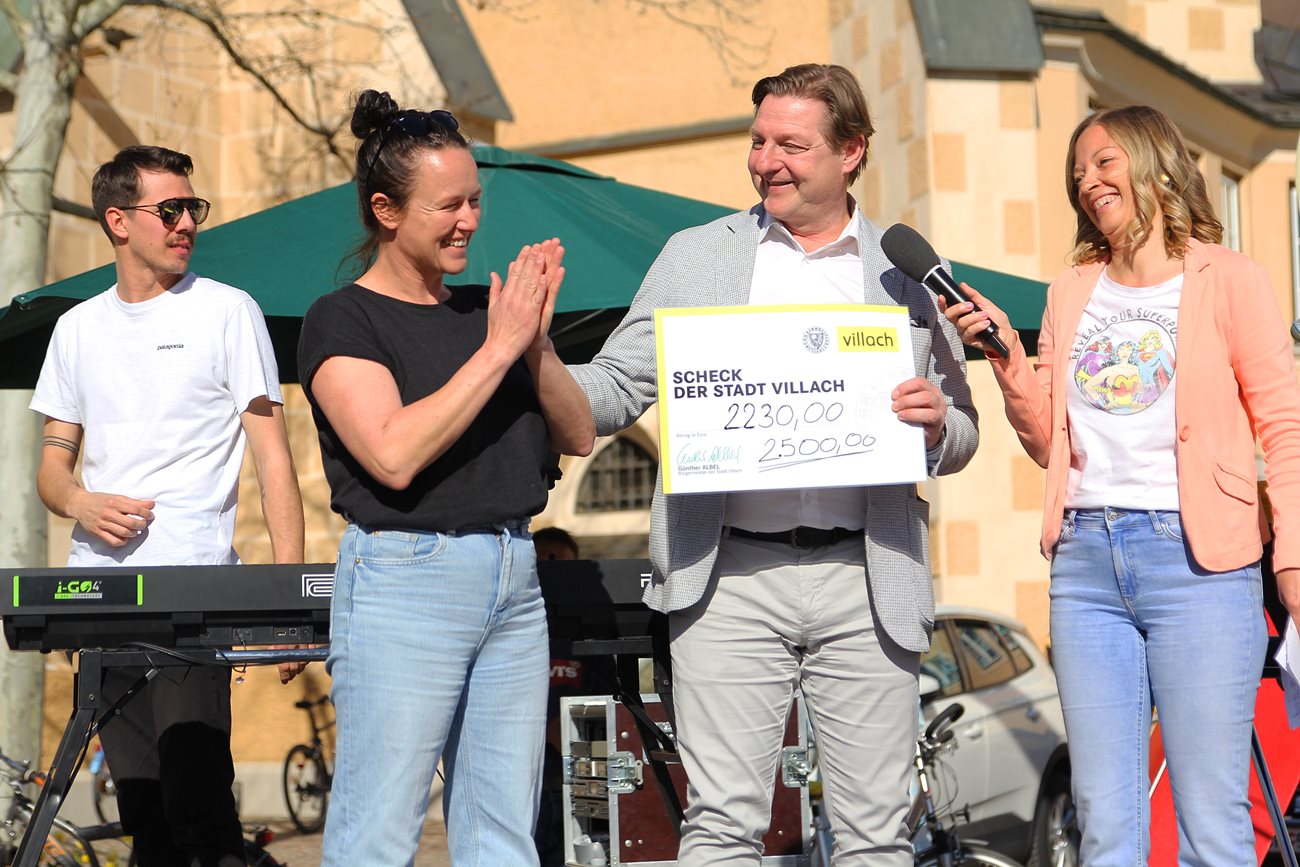 Bürgermeister Günther Albel übergab den Scheck an Alexandra Prilling von Streetwork, Melanie Pereira-Arnstein moderierte.  